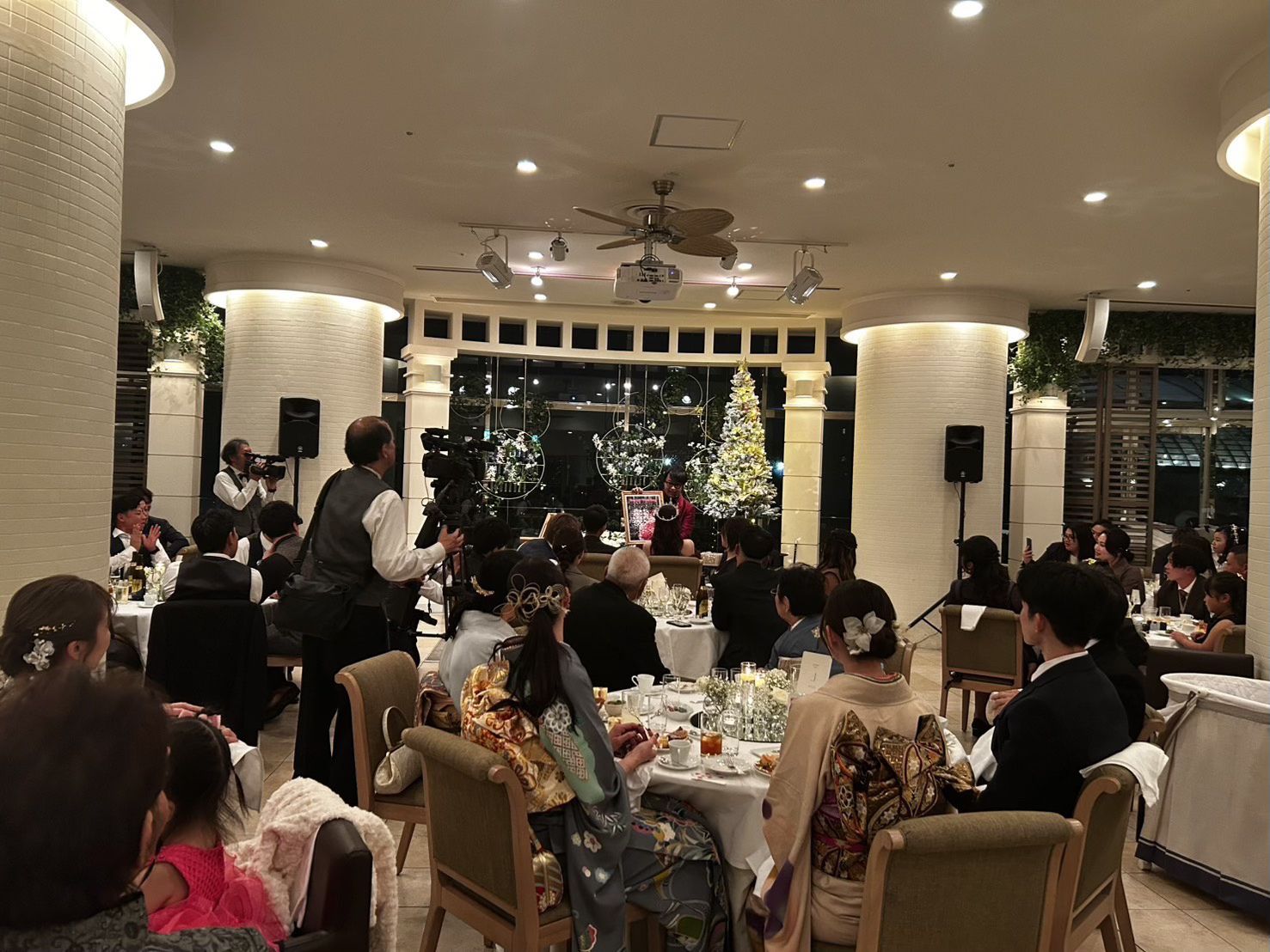 結婚披露宴でのマジックショーの様子