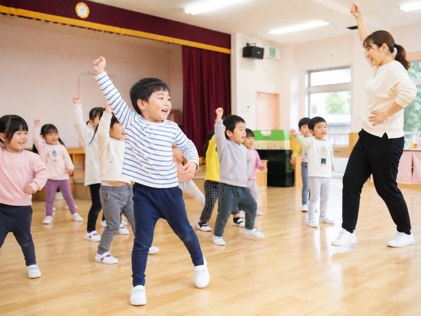 保育園のお楽しみ会でダンスや体操をする園児たち