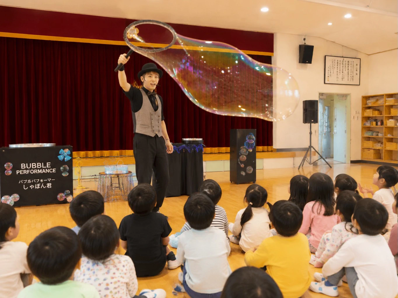 保育園のお楽しみ会でシャボン玉ショーを披露する様子