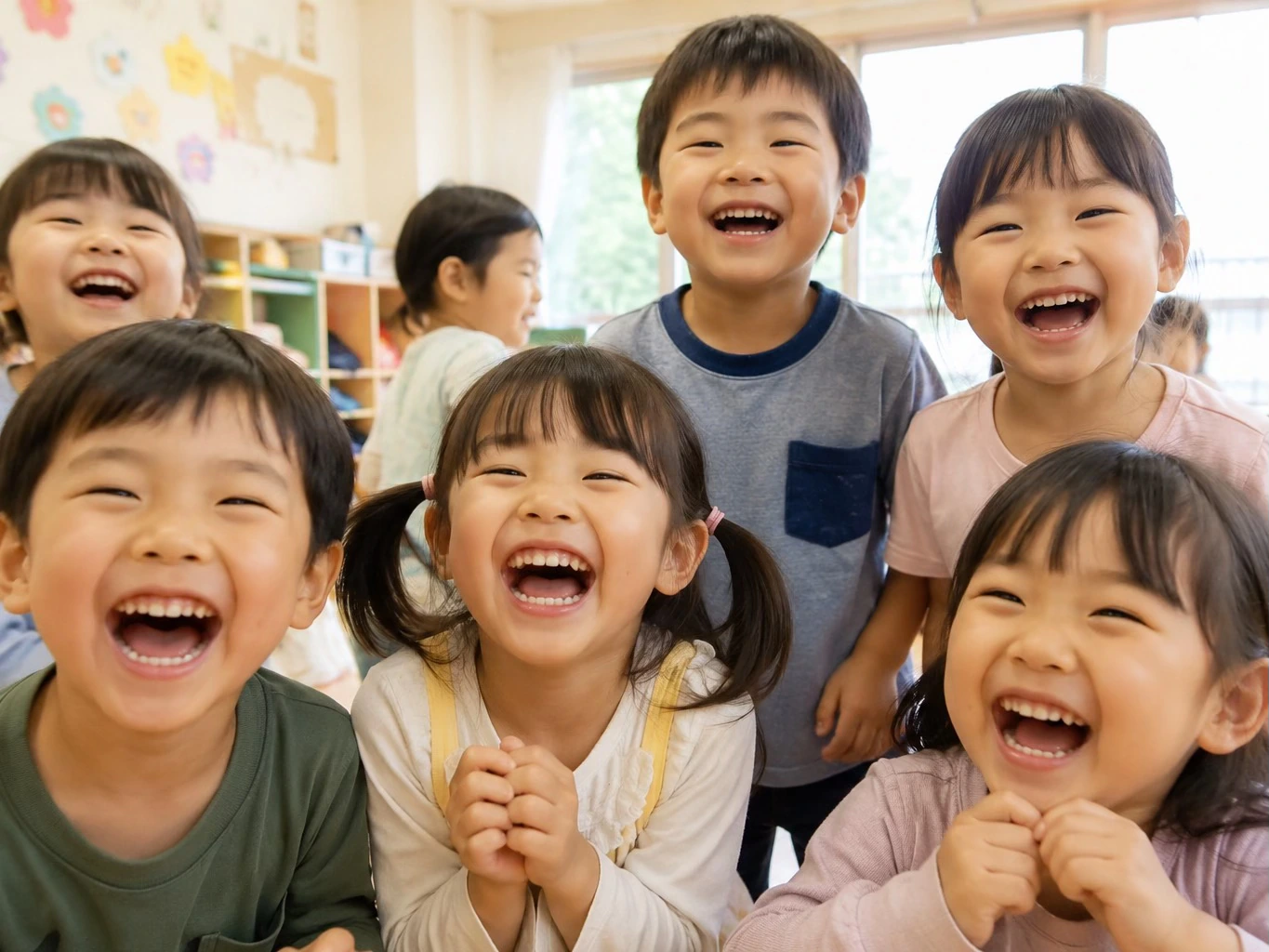 保育園のお楽しみ会で笑顔になる子どもたち