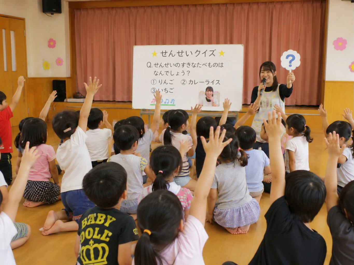 保育園のお楽しみ会で手遊びメドレーを楽しむ園児たち