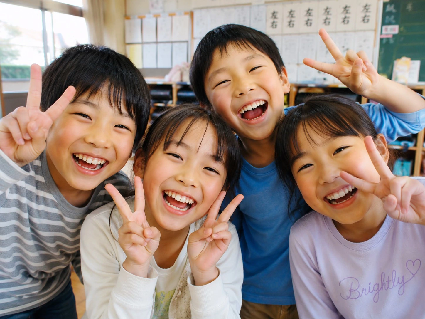 小学校のお祭りを笑顔で楽しむ子どもたち