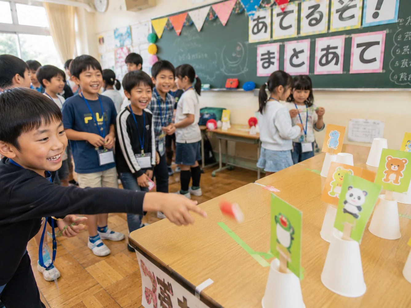 小学校のお祭りで的当てゲームを楽しむ子どもたち