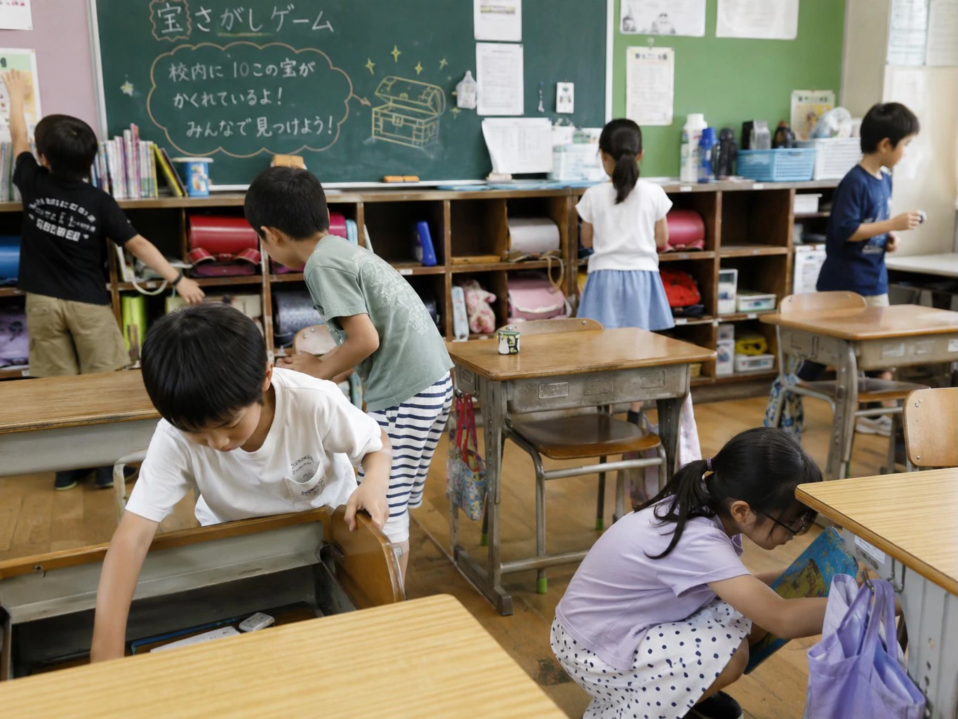 教室内で宝探しゲームを楽しむ子どもたち