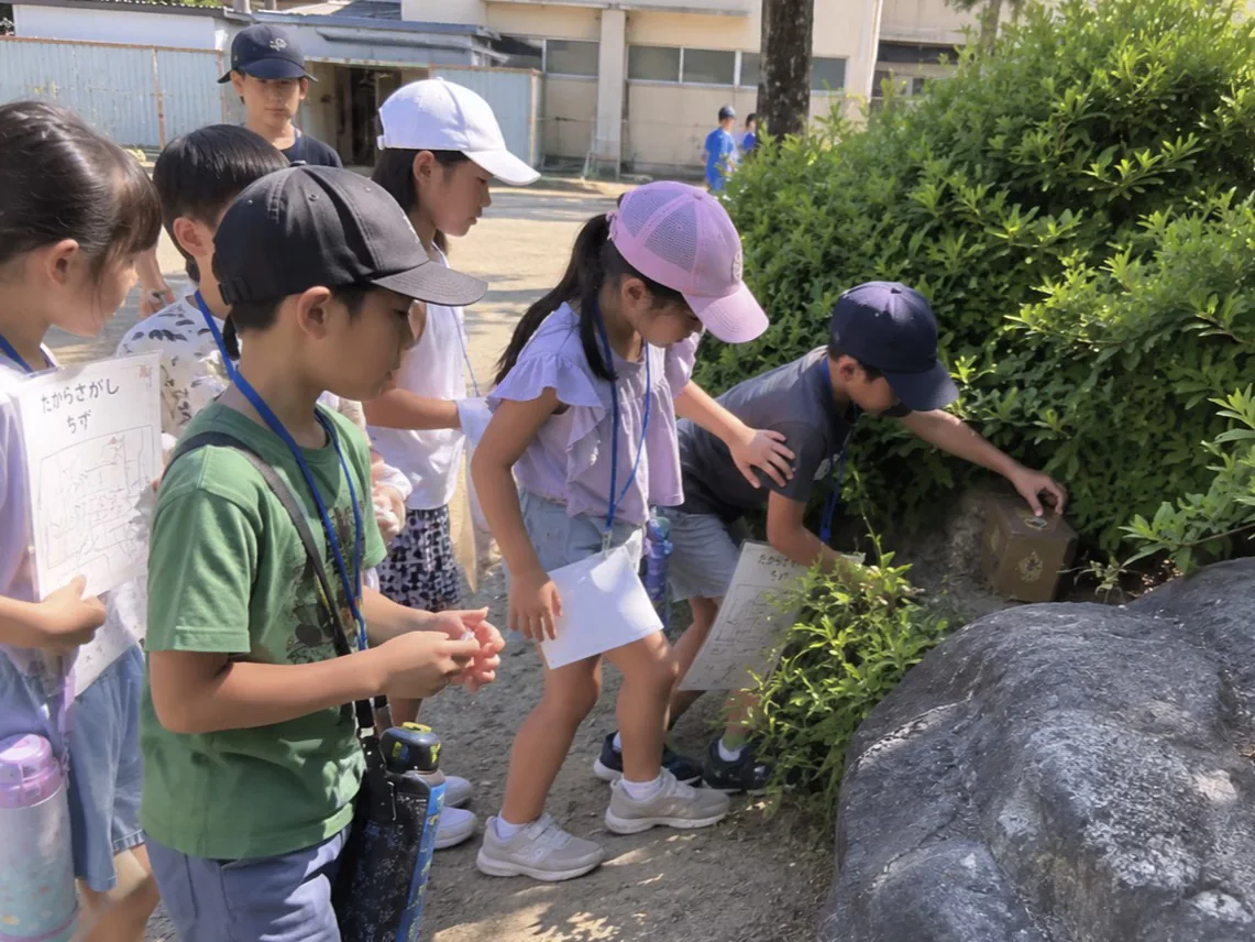 学童で宝探しゲームに取り組む子どもたちのイメージ