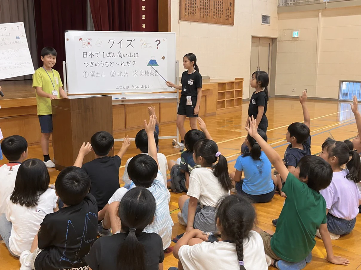 学童でクイズ大会を楽しむ子どもたちのイメージ