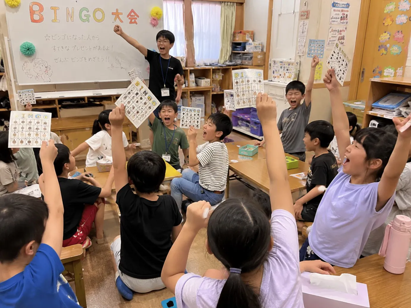 学童でビンゴ大会を楽しむ子どもたちのイメージ